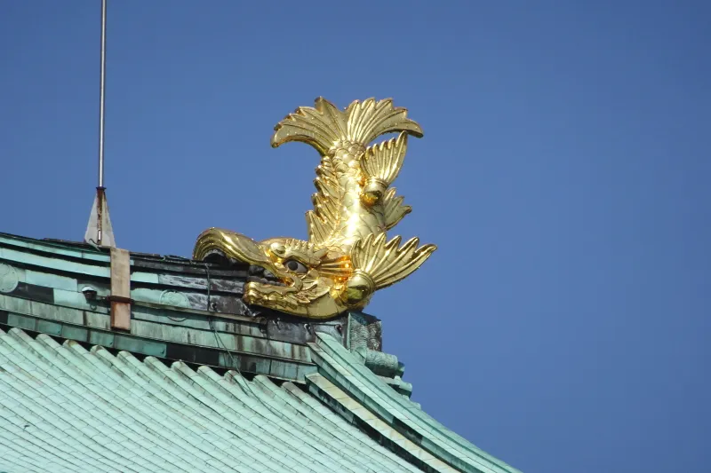 屋根の一番高い所に輝く金のシャチホコ