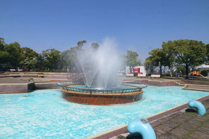 池の輪郭が名古屋港の形をしている噴水広場