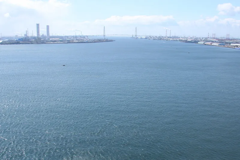 目の前に広がる名古屋港。中央上部は名港中央大橋