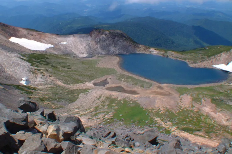 昔の噴火で造られた青く美しい火口湖「権現池」