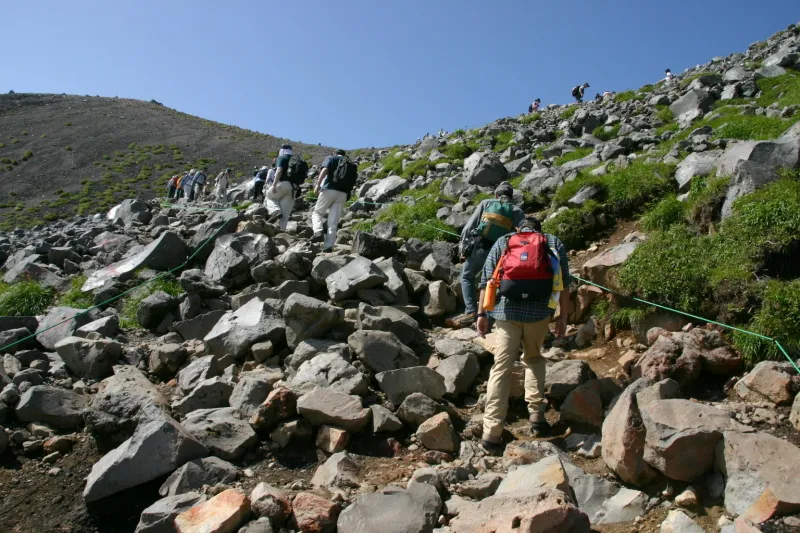 大きな岩が目立つようになり、急坂の続く登山道