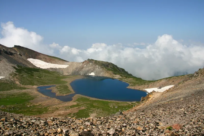美しい湖面が特徴となっている大噴火で出来た火口湖「権現池」