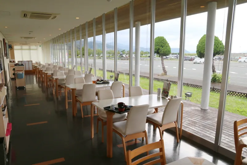 全面ガラスの店内は明るく海を見ながら食事のできる和食店