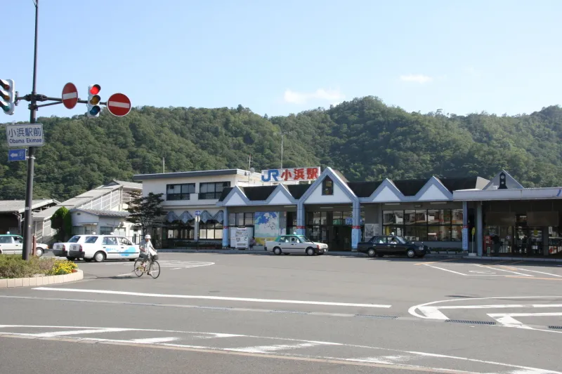 駅前がバス乗り場となっているＪＲ小浜駅