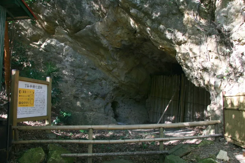境内に大きな穴の空いている古墳時代の横穴遺跡