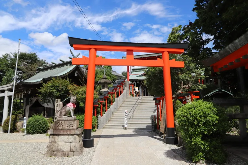 犬山城の入口付近に立っている三光稲荷神社