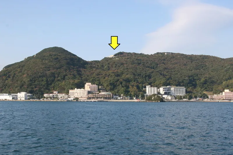 下田港から眺める寝姿山自然公園（矢印のところ）