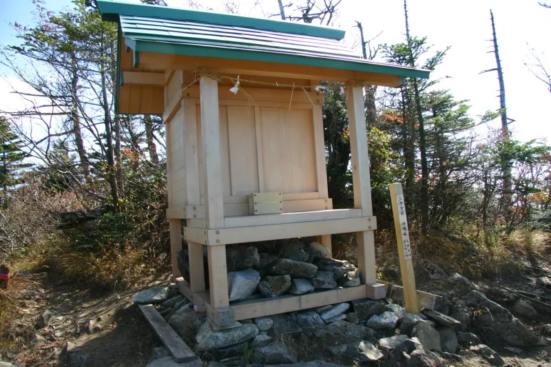 小さな祠が建てられている恵那神社の神明社