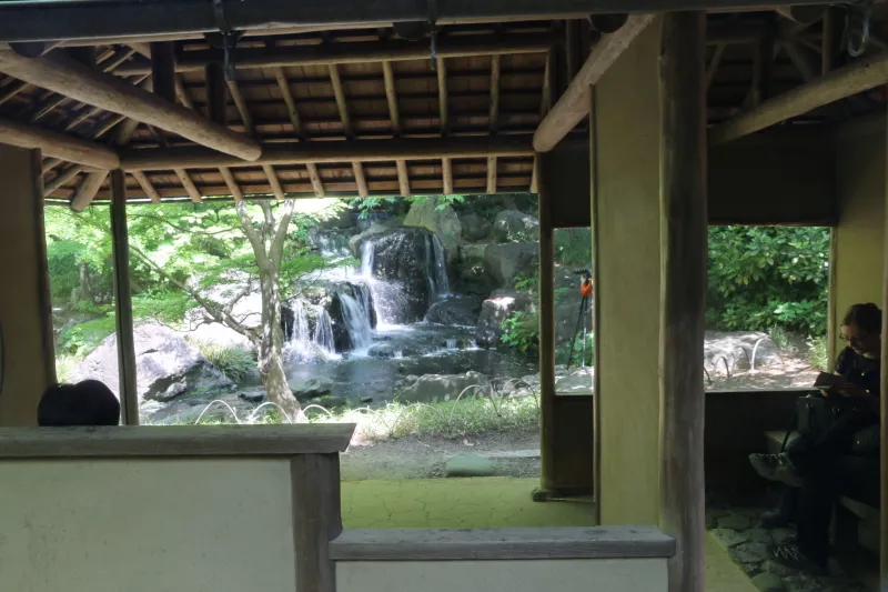 園内には渓流が造られていて休憩所の傘亭から眺める滝