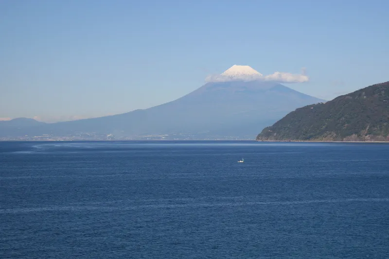 長く美しいすそ野が見える富士山