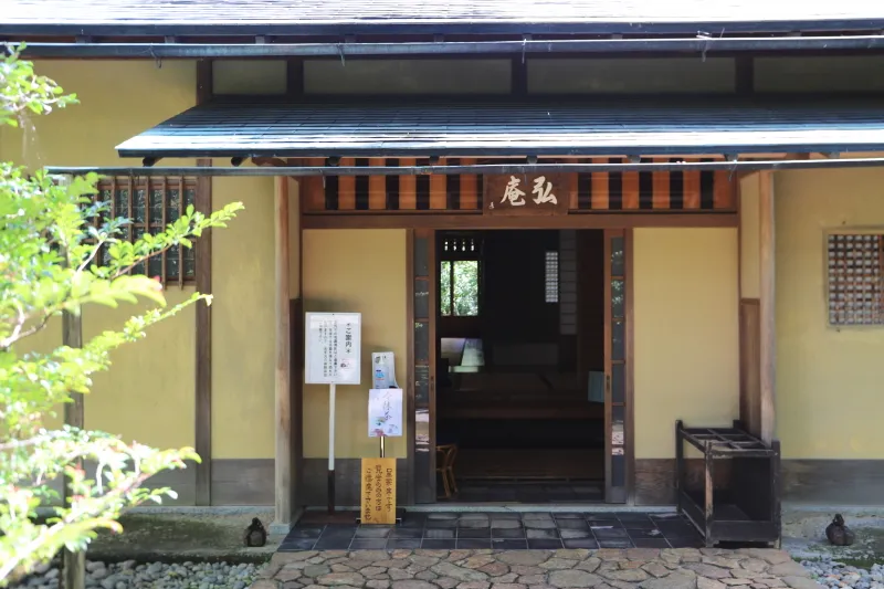 奈良県の徳源寺から移築された徳源寺唐門