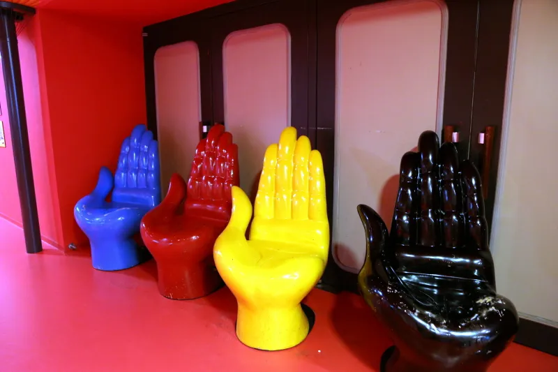 テーマ館に展示されていた岡本太郎氏製作の「手の椅子」