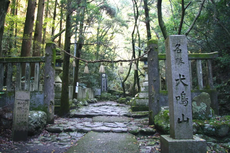 犬鳴山温泉の参道入口から七宝瀧寺を目指し、参拝登山開始