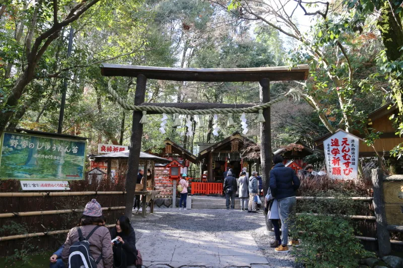竹林の道の途中にある縁結びで有名な野宮神社