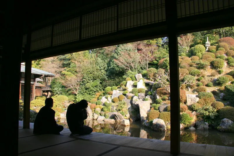 座敷に座ってゆっくりと眺められる静寂な日本庭園