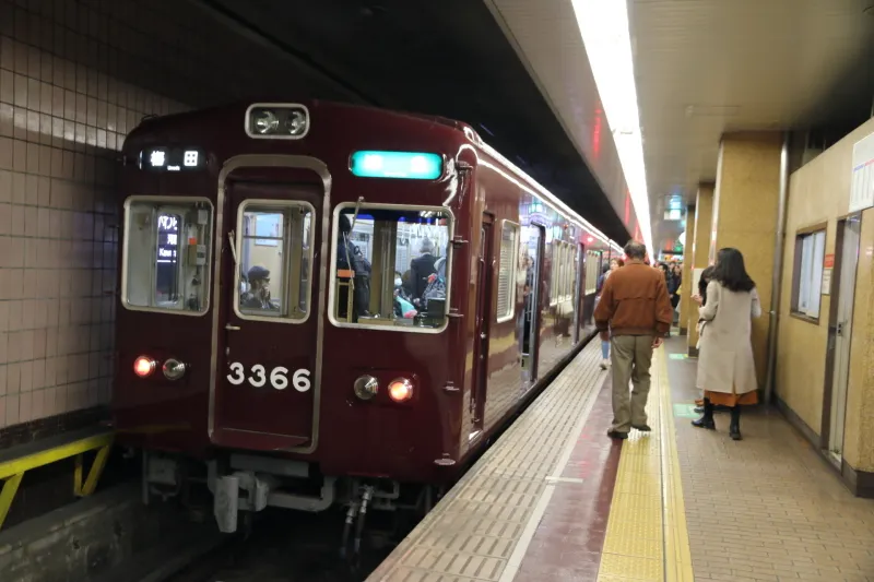 大阪の梅田駅の間を結んでいる阪急京都線