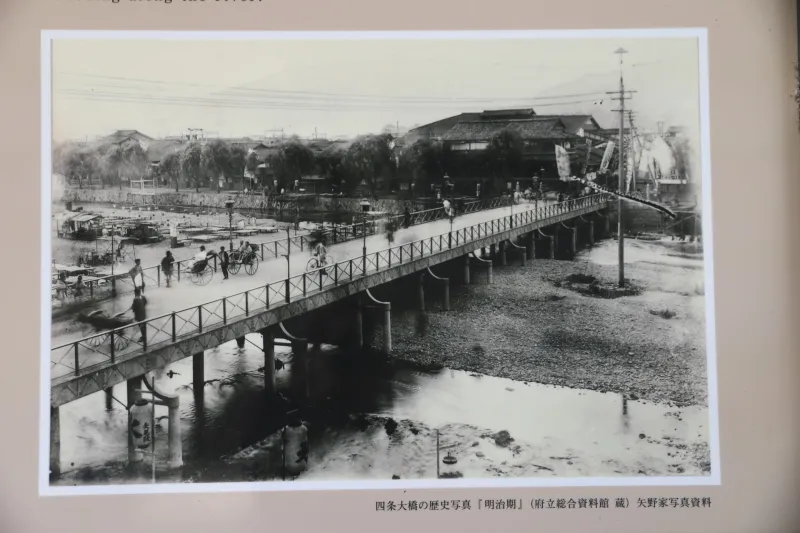 明治時代に撮影された鴨川に架かる四条大橋の写真