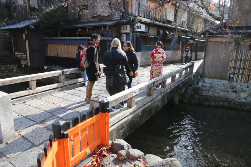 祇園白川の撮影スポットとなっている巽橋（たつみばし）