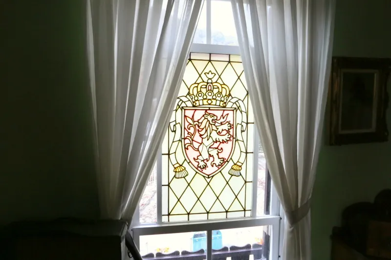 獅子がデザインされ、中世ヨーロッパを思わせる窓