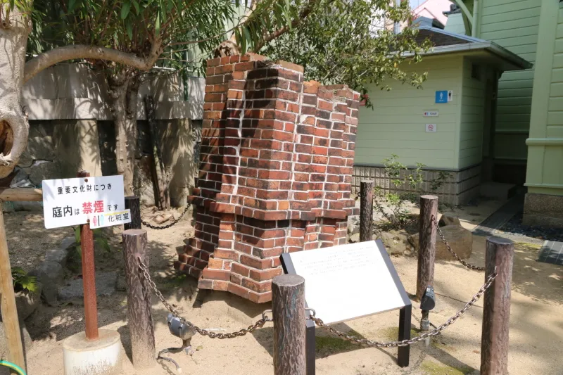 阪神大震災の時に屋根から落下した煙突を当時の状態で保存展示