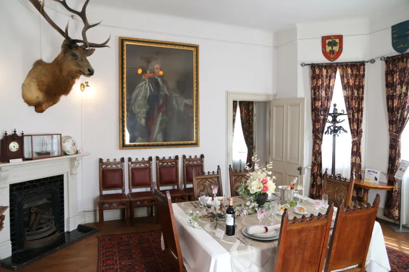 英国貴族が使用していたアンティーク家具が置かれる室内