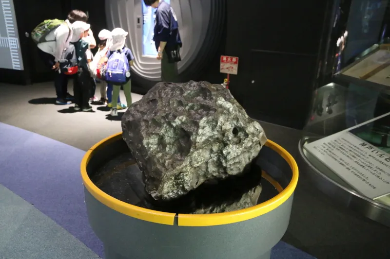 国内の展示物としては最大級、重さ３７７ｋｇの隕石