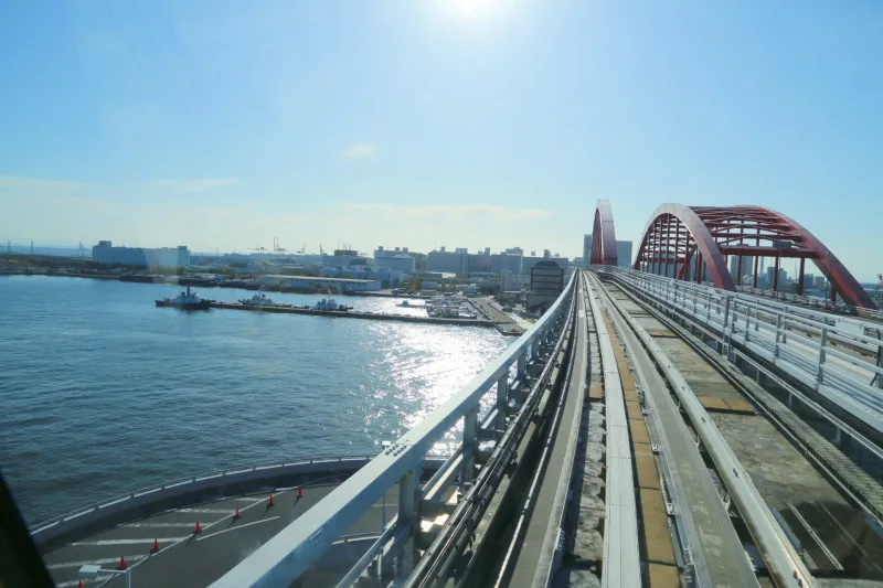 ポートアイランドに架かる神戸大橋通過の様子