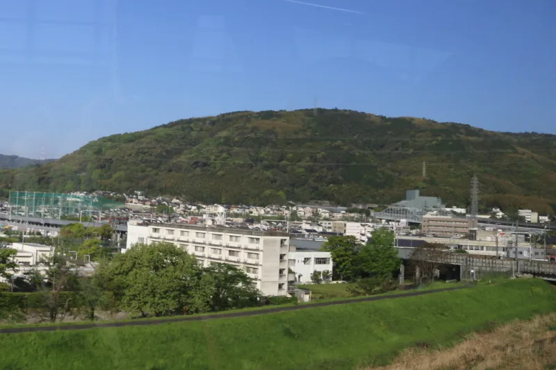 電車の中から眺める天王山
