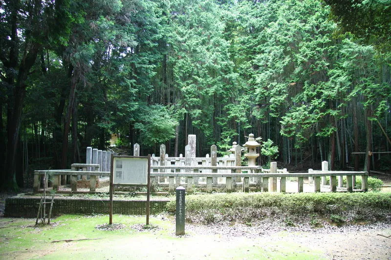 １８６４年にこの場所で自刃した長州勢の真木和泉ら十七士が眠る墓