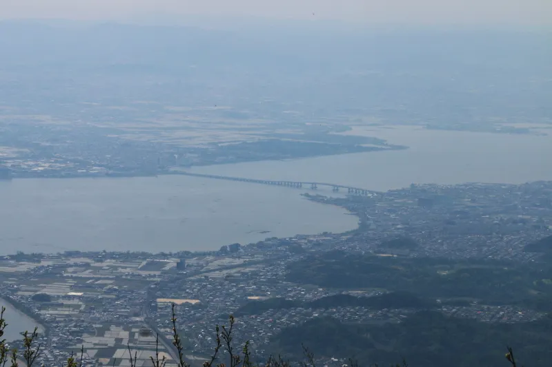 湖東と湖西を結んでいる全長１４００ｍの琵琶湖大橋