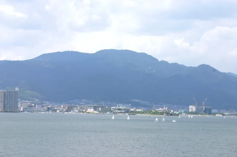 滋賀と京都にまたがるように立つ、標高８４８ｍの比叡山