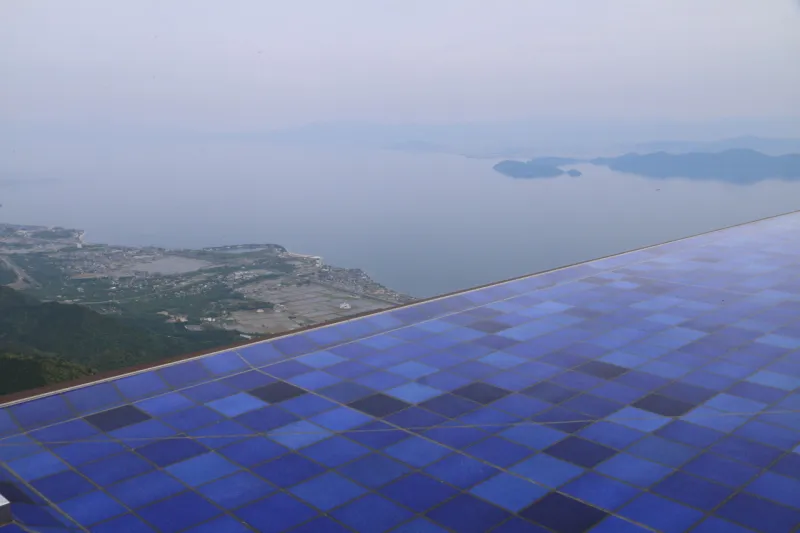 青い水盤の先には景色が広がり、琵琶湖と一体化する光景