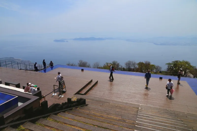 展望テラスの先に広がる雄大な琵琶湖の風景