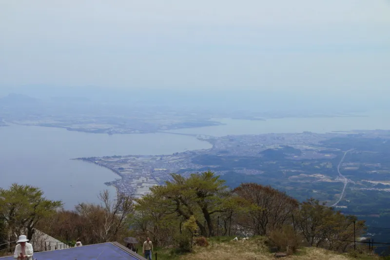 全長１４００ｍの琵琶湖大橋が小さく見える南方向の景色