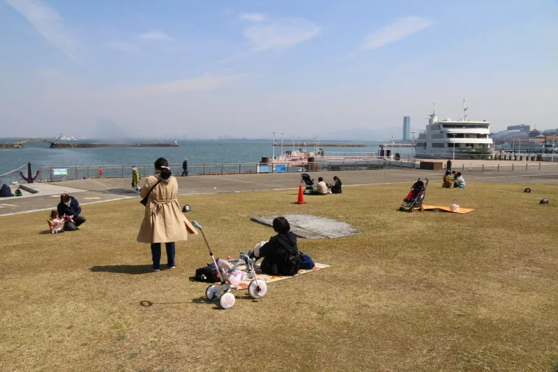 広い芝生広場が整備されている琵琶湖のビュースポット