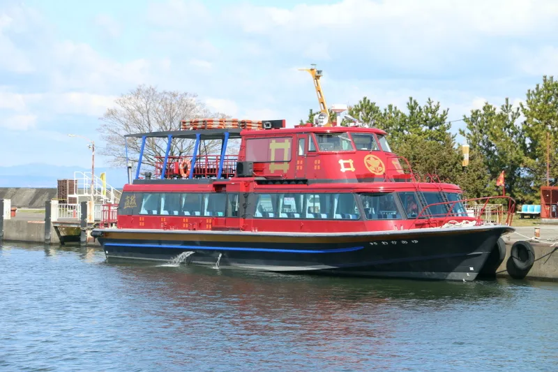 竹生島を４０分で結ぶ「井伊の赤備え」デザインの観光船