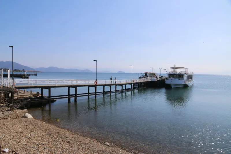 長い桟橋が沖合へ延びる穏やかで静かな琵琶湖の景色