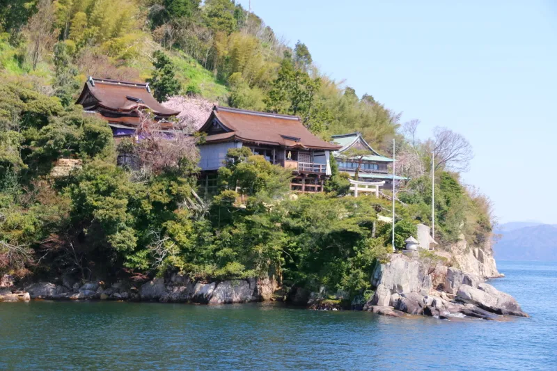 島には平坦な場所が少なく断崖の上に立つ都久夫須麻神社
