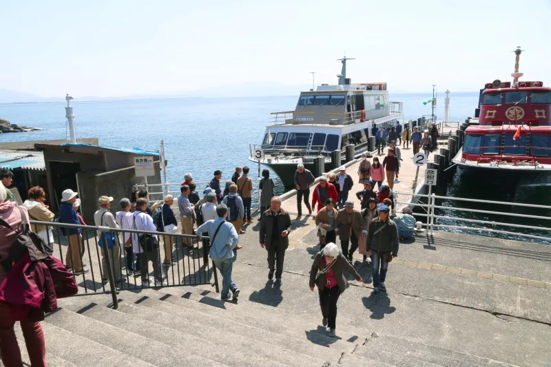 港に観光船が到着するとたくさんの観光客が下船する光景