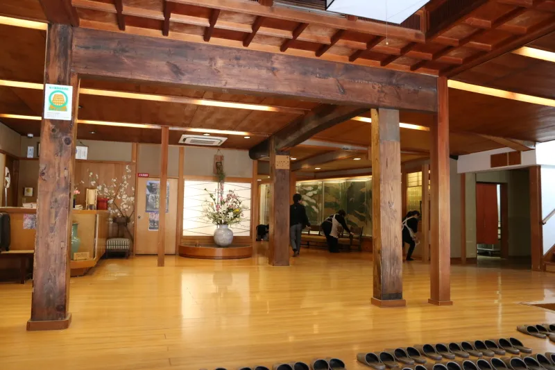 旅館の玄関ロビーは吉野杉を使用した重厚な造りが特徴