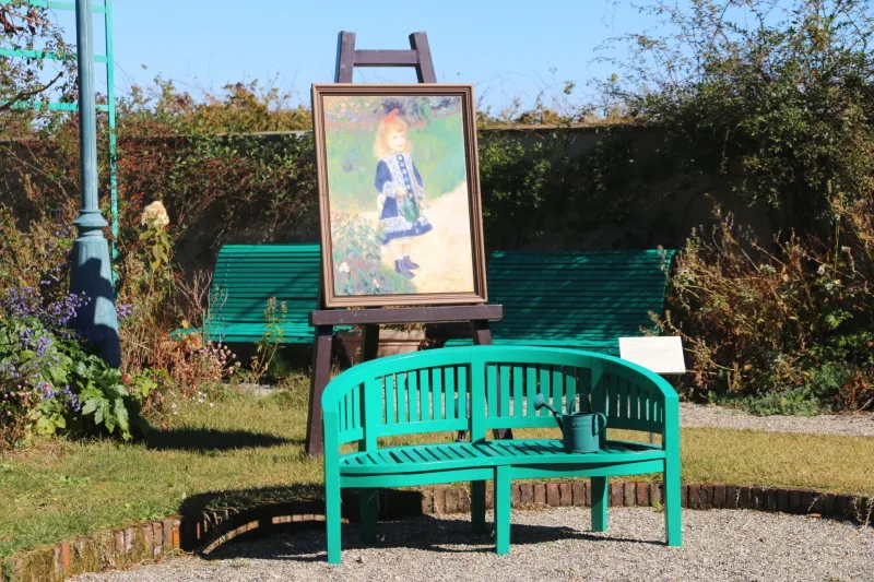 ルノワール作「じょうろを持つ少女」と記念写真の撮れるベンチ