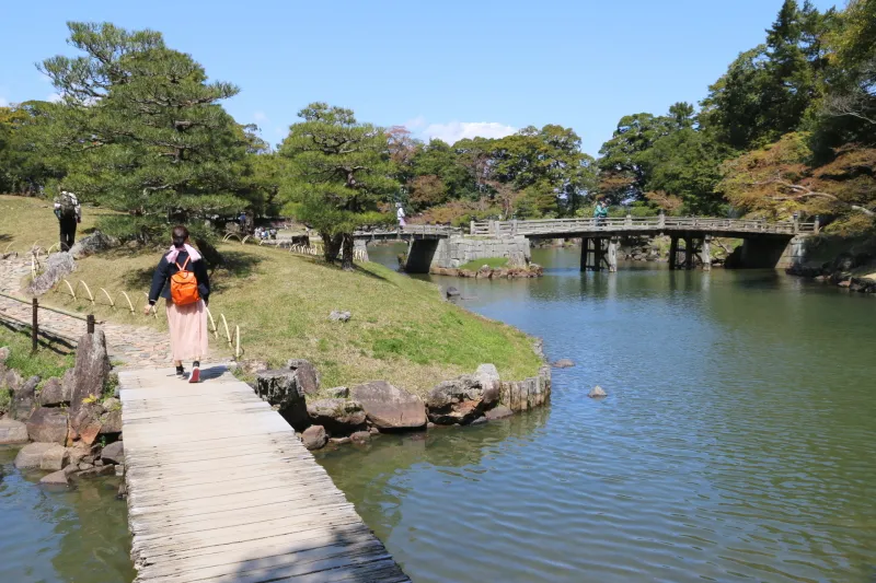 池には橋が架けられ、景色を眺めながら歩ける散策路