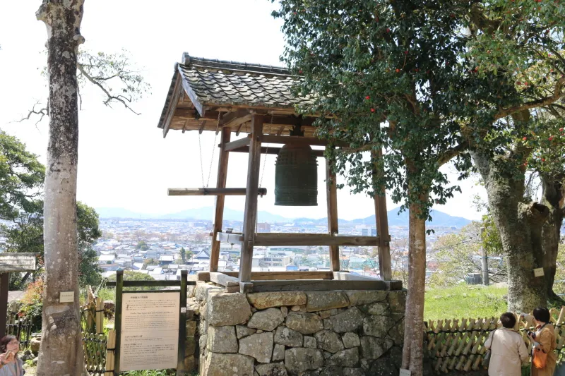 天秤櫓の近くにある「日本の音風景百選」の時報鐘
