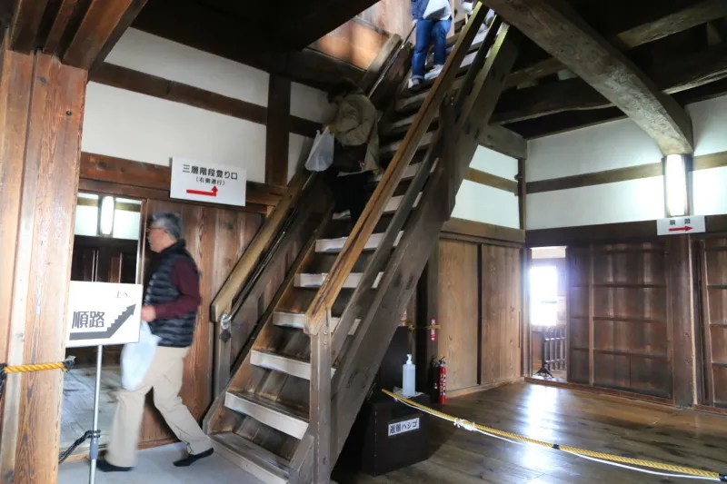 各階を移動する階段は垂直に近く、上り下りには足元注意