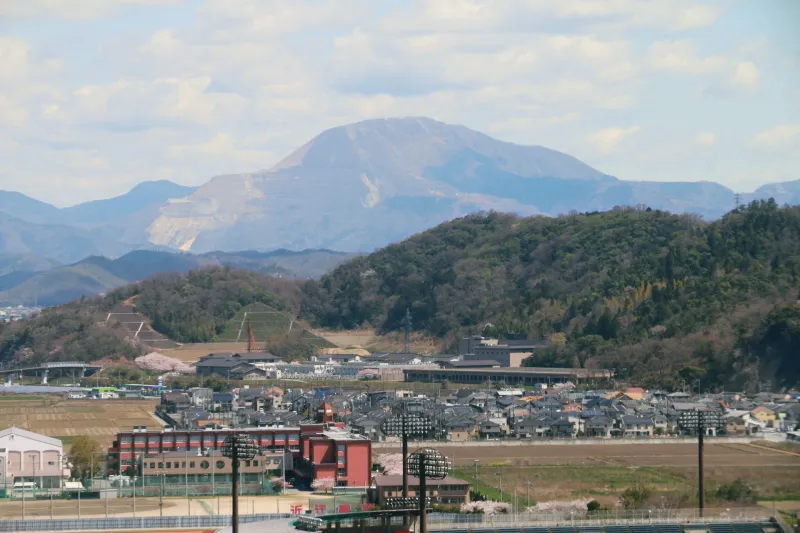 ２０ｋｍ先の県境にそびえ立つ日本百名山の伊吹山