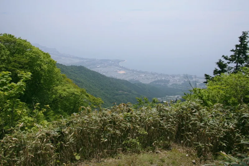山頂が近くなると眼下に見え始める琵琶湖の景色