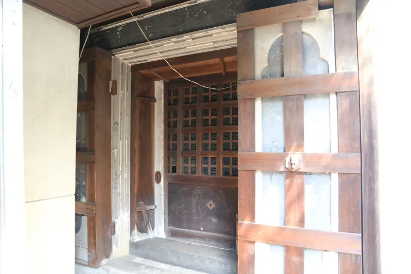 倉庫として使用されていた重厚な扉で守られている土蔵