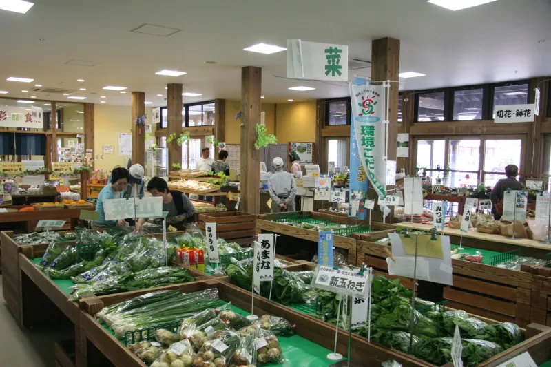 地元の野菜や特産品を販売する農林産物販売所