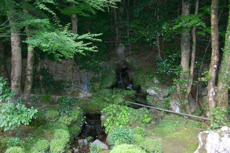 境内の奥にある石清水を引く３段の小さな滝