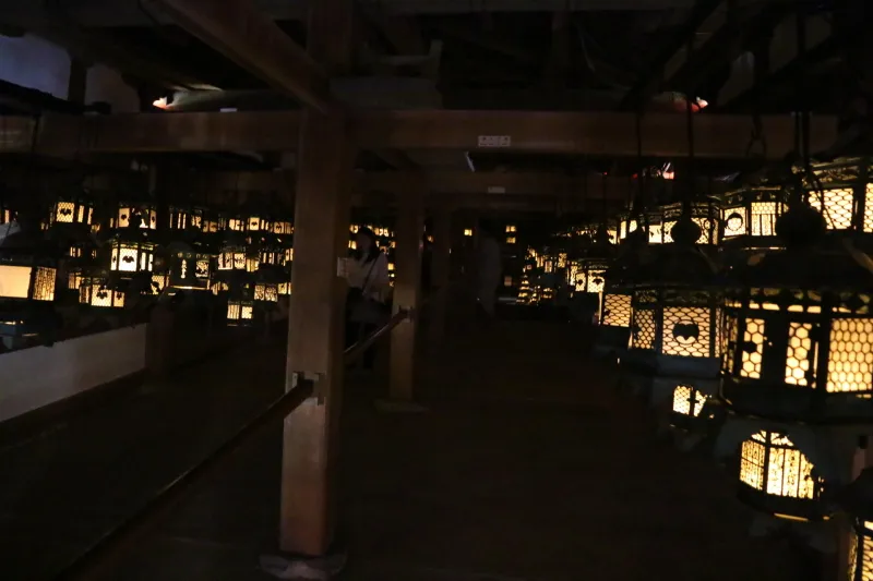 平安時代から奉納された燈籠３０００基が並ぶ藤浪之屋